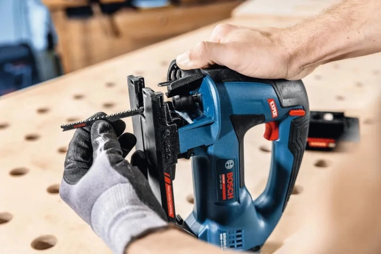 Akumulatorowa wyrzynarka Bosch EXST18V-155B