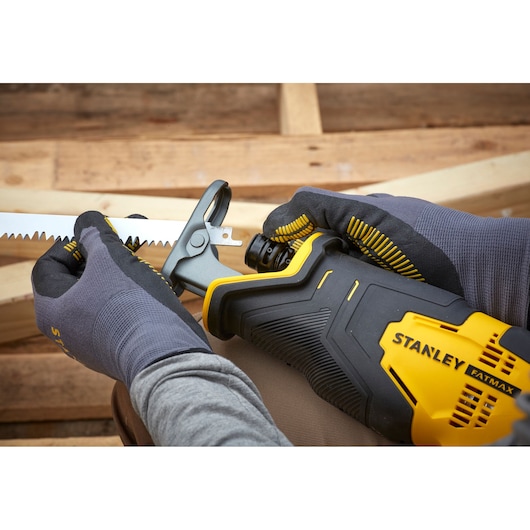 Akumulatorowa piła szablasta STANLEY FATMAX SFMCS300D2K-QW 18V V20 2x2Ah