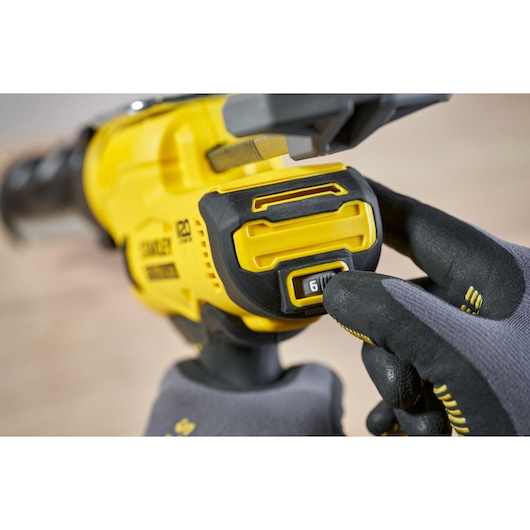 Akumulatorowy wyciskacz do sylikonu STANLEY FATMAX SFMCE600B solo