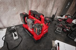 Ładowarka MILWAUKEE M18PC6 6 portowa