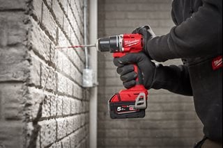Wiertarko-wkrętarka udarowa MILWAUKEE M18BLPDRC-422C