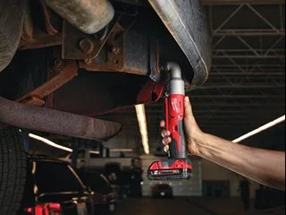 Akumulatorowy kątowy klucz udarowy MILWAUKEE M18 BRAIW-0
