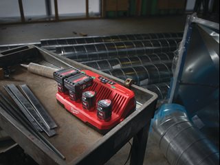 Ładowarka 4-portowa 12V MILWAUKEE M12 C4