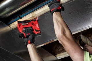 Zszywacz akumulatorowy 12V MILWAUKEE M12 BST-202X 2x2Ah