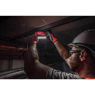 Lampa do oświetlania powierzchni z obrotową głowicą 12V MILWAUKEE M12 PAL-0