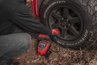 Akumulatorowy kompresor 12V MILWAUKEE M12 BI-0