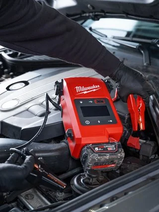 Akumulatorowy rozrusznik samochodowy 18V MILWAUKEE M18JS2000-0