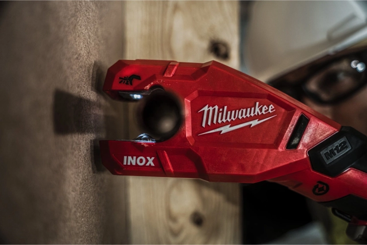 Akumulatorowa przecinarka do rur 12V MILWAUKEE M12 PCSSMC-202C