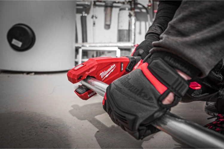Akumulatorowa przecinarka do rur 12V MILWAUKEE M12 PCSSMC-202C